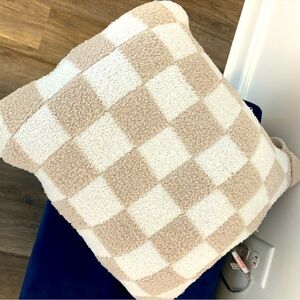 Staykation Krista Horton Quillow (sand/white checkered)